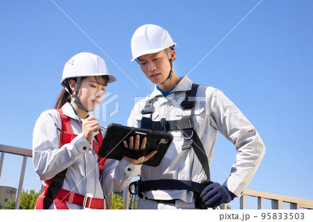 打ち合わせをするフルハーネス着用の作業員　高所作業　建設現場　イメージ 95833503