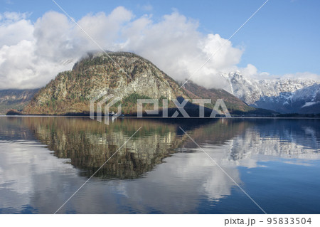 The clear water of Hallstattersee lake and the beautiful mountains surrounding it in Salzkammergut region, Austria, in winter The clear water of Hallstattersee lake and the beautiful mountains surrounding it in Salzkammergut region, Austria, in winter 95833504