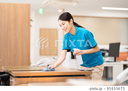 清掃員(若い女性、拭き掃除) 清掃員(若い女性、拭き掃除) 95833673