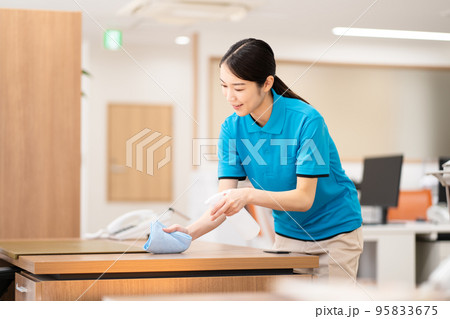 清掃員（若い女性、拭き掃除） 95833675