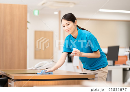 清掃員（若い女性、拭き掃除） 95833677