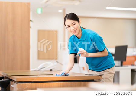 清掃員（若い女性、拭き掃除） 95833679