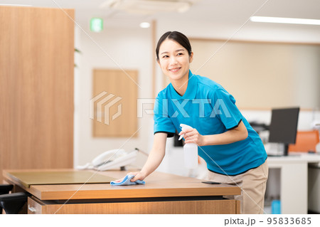 清掃員(若い女性、拭き掃除) 清掃員(若い女性、拭き掃除) 95833685