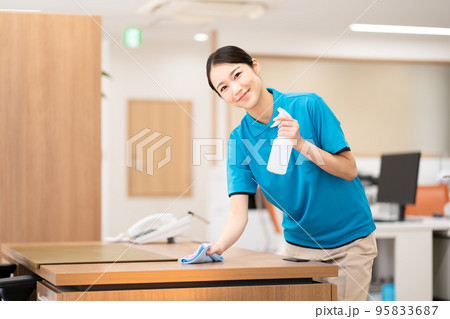 清掃員（若い女性、拭き掃除） 95833687