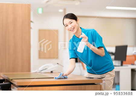 清掃員（若い女性、拭き掃除） 95833688