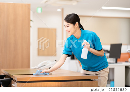 清掃員（若い女性、拭き掃除） 95833689