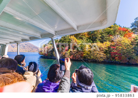 (栃木県)奥日光・中禅寺湖遊覧船から紅葉を撮影する観光客 (栃木県)奥日光・中禅寺湖遊覧船から紅葉を撮影する観光客 95833863