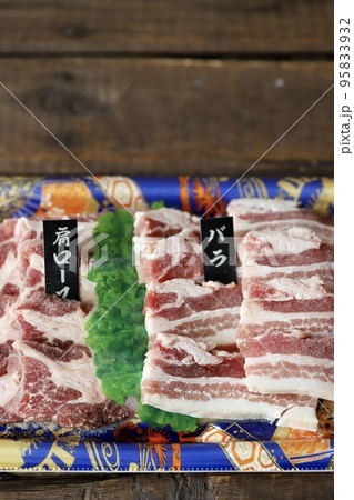 半解凍の北海道産の焼肉用にカットした三元豚 バラ肉と肩ロース肉 半解凍の北海道産の焼肉用にカットした三元豚 バラ肉と肩ロース肉 95833932