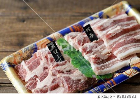 半解凍の北海道産の焼肉用にカットした三元豚 バラ肉と肩ロース肉 半解凍の北海道産の焼肉用にカットした三元豚 バラ肉と肩ロース肉 95833933