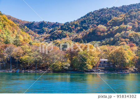 （栃木県）奥日光・中禅寺湖遊覧船から見るイタリア大使館別荘記念公園　紅葉 95834302