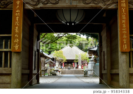 第24番札所 室戸山 明星院 最御崎寺(仁王門から本堂)　【高知県室戸市室戸岬町】 95834338