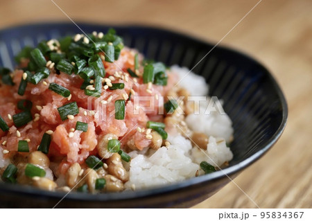 マグロのたたきのマグロ納豆丼 95834367