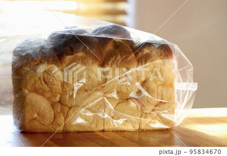 パン袋に入れているこんがり焼けた2斤の山型食パン 95834670