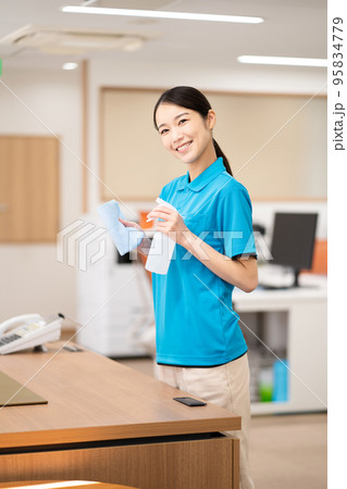 清掃員（若い女性、拭き掃除） 95834779