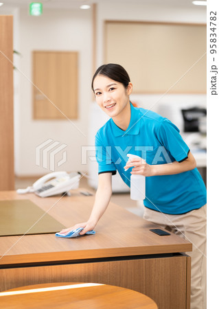 清掃員(若い女性、拭き掃除) 清掃員(若い女性、拭き掃除) 95834782