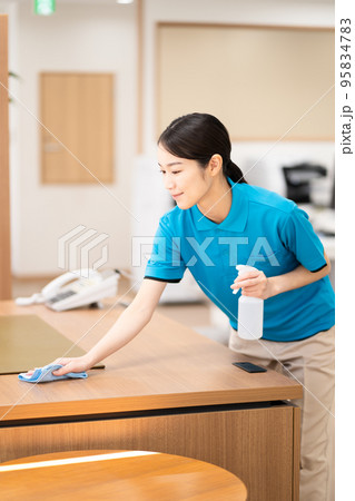 清掃員（若い女性、拭き掃除） 95834783