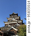 青空にそびえ立つ広島城 95835014