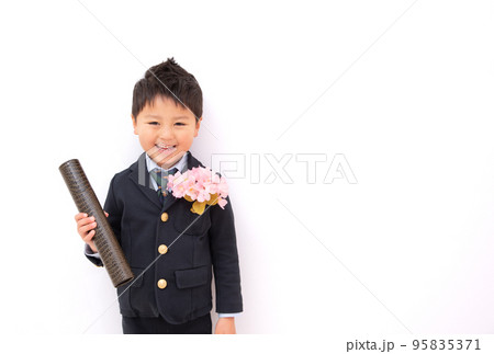 保育園の卒園証書を持つ日本人の男の子 95835371