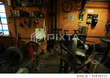 old car workroom 95836312