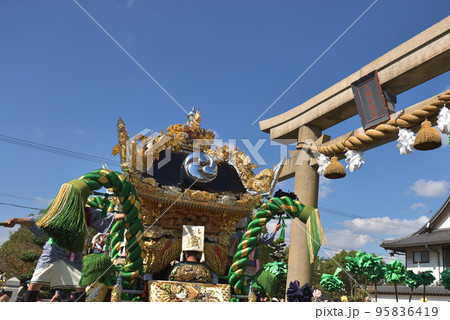 姫路・播州の秋祭り　宮入する大塩天満宮の屋台　 95836419