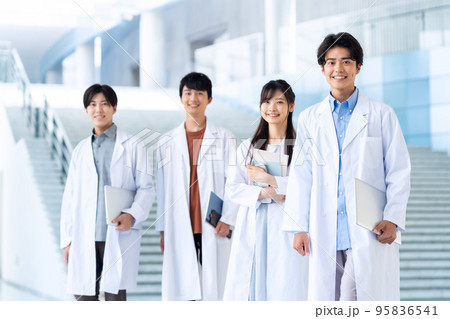 男性　友達　大学生　理系　研究　キャンパスライフ　学生　男女 95836541