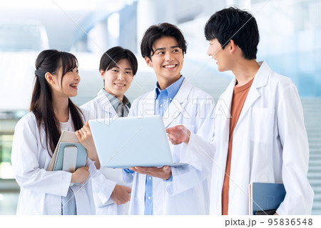 男性　友達　大学生　理系　研究　キャンパスライフ　学生　男女 95836548