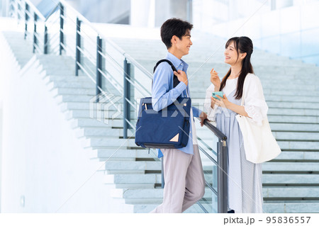カップル　友達　大学生　キャンパスライフ　スマホ　学生　男女 95836557