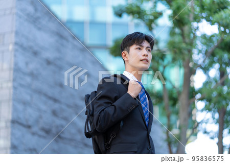 スーツで通勤する若い男性 スーツで通勤する若い男性 95836575