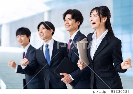 男性　ビジネス　就職活動　新入社員 95836582