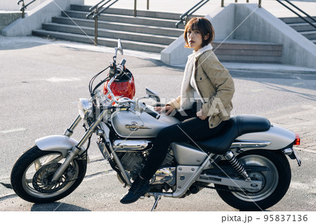 バイクに乗る女性・バイク女子 95837136