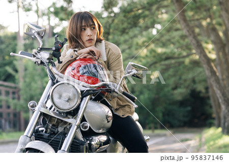 バイクに乗る女性・バイク女子 95837146