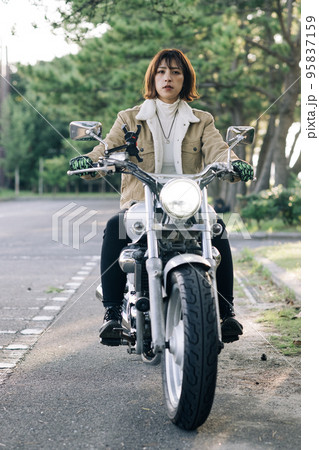 バイクに乗る女性・バイク女子 95837159