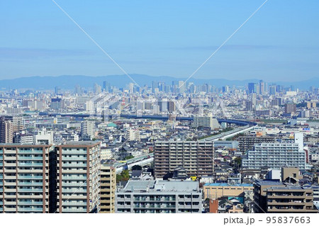 堺市役所21階展望ロビーから大阪市内を望む 堺市役所21階展望ロビーから大阪市内を望む 95837663