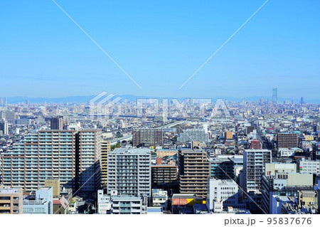 堺市役所21階展望ロビーから大阪市内を望む 堺市役所21階展望ロビーから大阪市内を望む 95837676