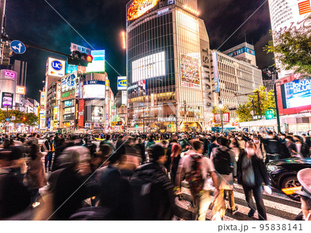 日本の東京都市景観 ハロウィン本番を控え早くも渋谷はカオス。ポリスも出動…＝10月29日 95838141