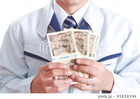 大金を持つ作業服の男性 95838394