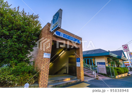 日本の横浜都市景観　地下鉄　岸根公園駅などを望む 95838948