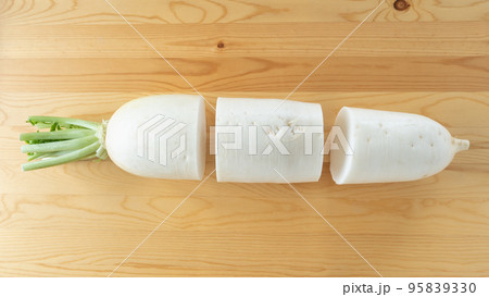 3分割された大根　大根の部位(上部・中央・先端) 95839330