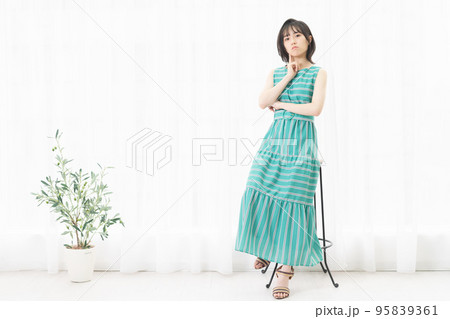 窓際で考えているポーズをする若い女性 窓際で考えているポーズをする若い女性 95839361