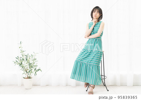 窓際で考えているポーズをする若い女性 窓際で考えているポーズをする若い女性 95839365