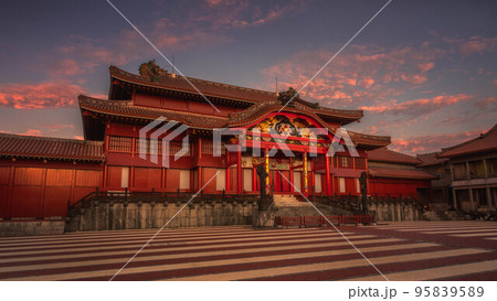 沖縄県 夕焼け首里城 95839589