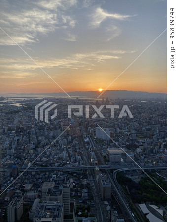大阪の日の入りから夕景 95839744