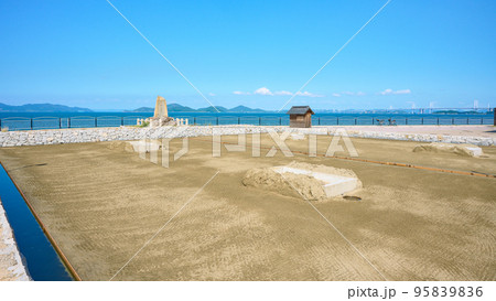 香川県　うたづ臨海公園の復元塩田 95839836