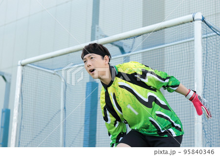 ゴールを守るキーパーの男性 95840346