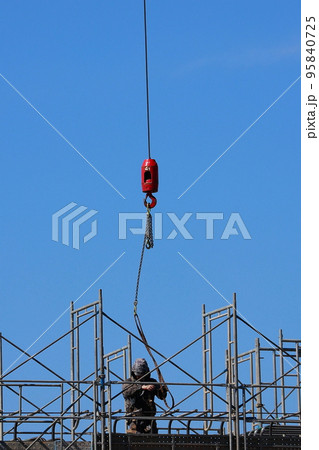 クレーン　吊るす　作業 95840725