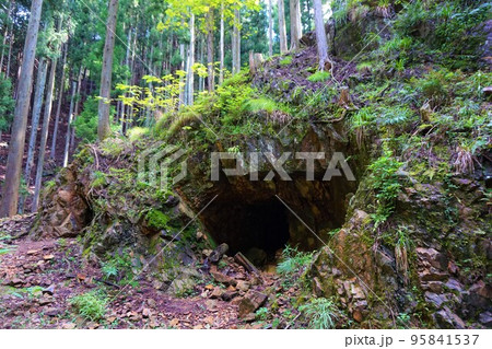 梅田鉱山　津久原鉱山　坑口 95841537