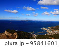 鋸山から見る東京湾と富士山 95841601