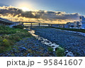 朝の早川と西湘バイパス 95841607