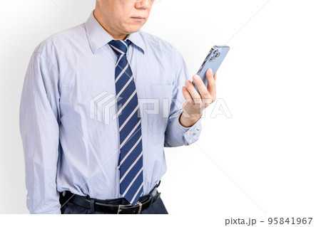 スマホの画面を見るビジネスマン スマホの画面を見るビジネスマン 95841967