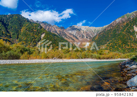 【秋素材】錦秋の上高地・梓川の清流【長野県】 95842192